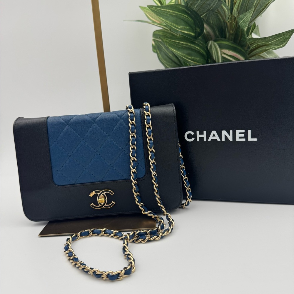 💙🖤 CHANEL BOY WALLET ON CHAIN- Grained Shiny Calfskin - EXCELLENT
